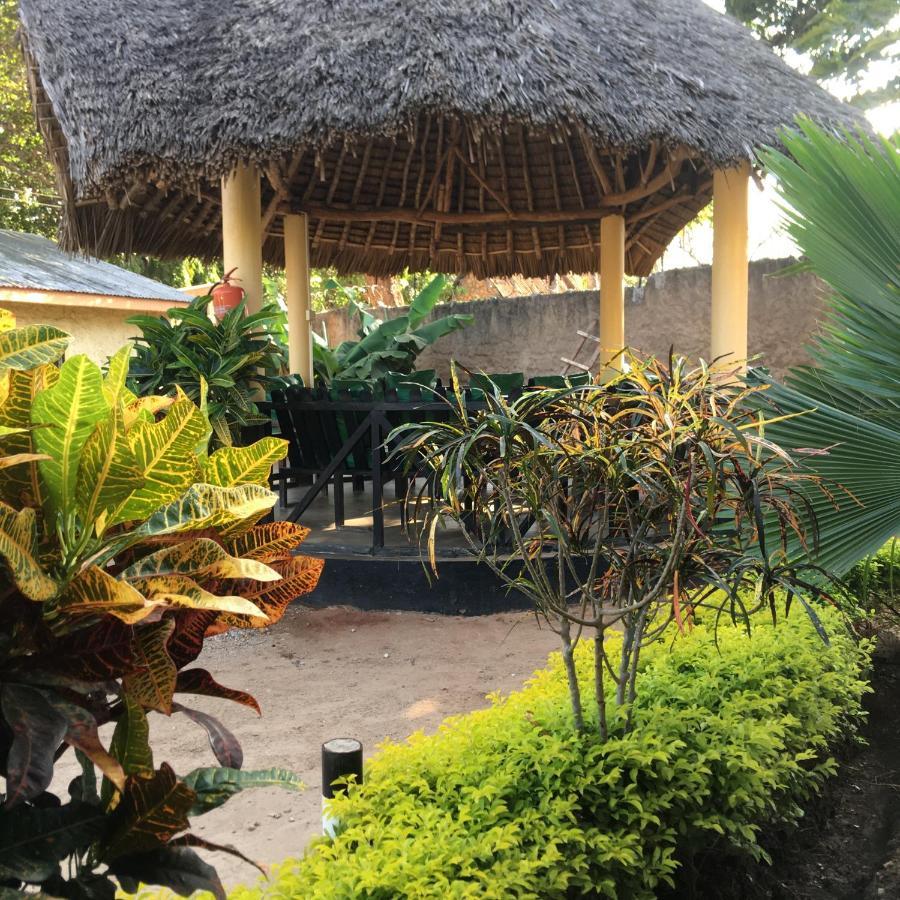 Diani Travellers Guest House 乌昆达 外观 照片